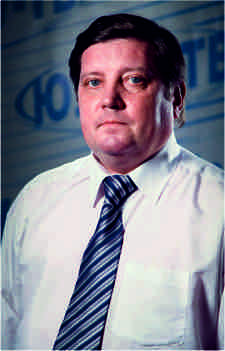 ГУСЕВ Алексей Николаевич — инженер кафедры журналистики, рекламы и связей с общественностью, главный инженер телекомпании «ЮУрГУ-ТВ» В 1987 году закончил приборостроительный факультет ЧПИ по специальности «Автоматика и телемеханика». С 1987-го по 1990-й работал инженером-конструктором на радиозаводе «Полет». С 1990-по 2004-й год работал ведущим инженером на Челябинской государственной телерадиокомпании (ЧГТРК). Занимался обслуживанием телевизионной техники, внедрениям новейших образцов оборудования. Освоил все технологические этапы создания телевизионных передач. Одним из первых в России стал применять нелинейный (компьютерный) видеомонтаж. Программы, в создании которых участвовал А.Н. Гусев, неоднократно занимали призовые места и становились лауреатами на областных и всероссийских телевизионных конкурсах и фестивалях. В 2003-м году стал победителем областного телевизионного конкурса «Золотой Экран», посвященного 45-летию Челябинского телевидения, в номинации «Лучший инженер монтажа». С 2004-го года он главный инженер телерадиокомпании «ЮУрГУ-ТВ». Принимает активное участие в ее становлении и развитии. В 2006-м за многолетний добросовестный труд и большой вклад в развитие челябинского телевидения Алексей Гусев награжден Почётной грамотой Губернатора Челябинской области ГУСЕВ Алексей Николаевич